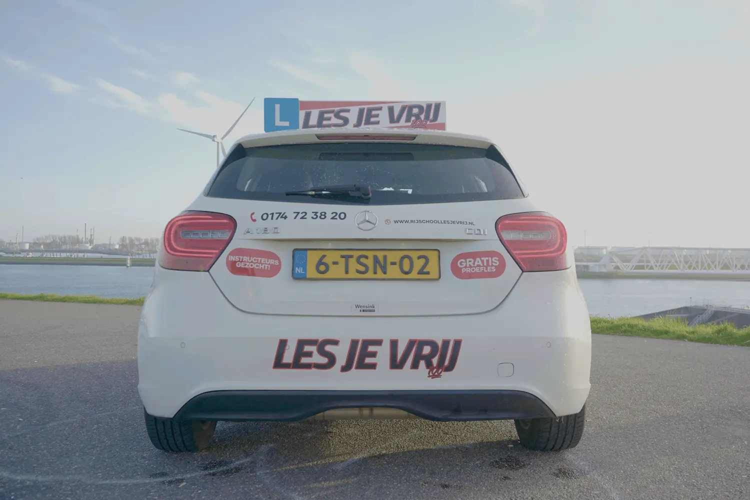 Lesauto van Rijschool Les je Vrij tijdens een rijles in Maasland