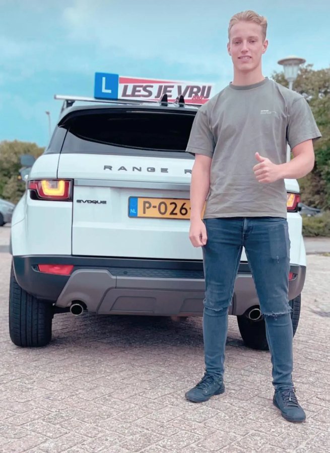 Geslaagde leerling bij de lesauto van Rijschool Les je Vrij in het Westland