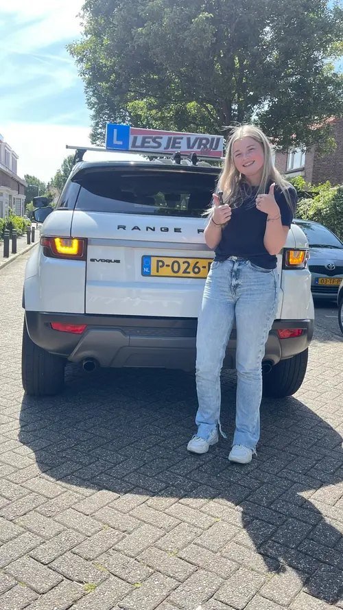 Geslaagde leerling bij de lesauto van Rijschool Les je Vrij in het Westland