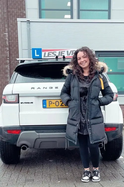 Geslaagde leerling bij de lesauto van Rijschool Les je Vrij in het Westland
