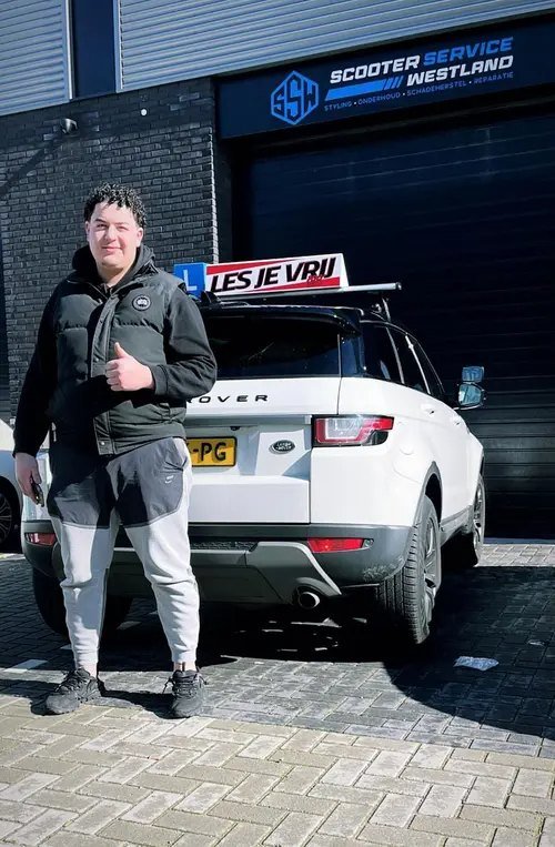 Geslaagde leerling bij de lesauto van Rijschool Les je Vrij in het Westland