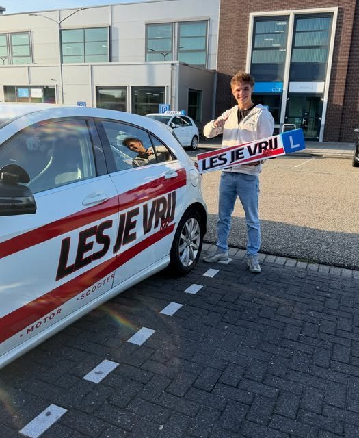 Geslaagde leerling bij de lesauto van Rijschool Les je Vrij in het Westland