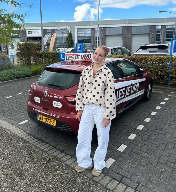 Geslaagde leerling bij de lesauto van Rijschool Les je Vrij in het Westland